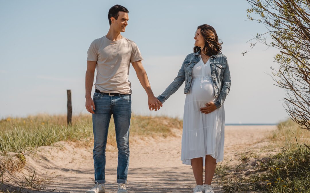 Babybauchshooting am Ostseestrand