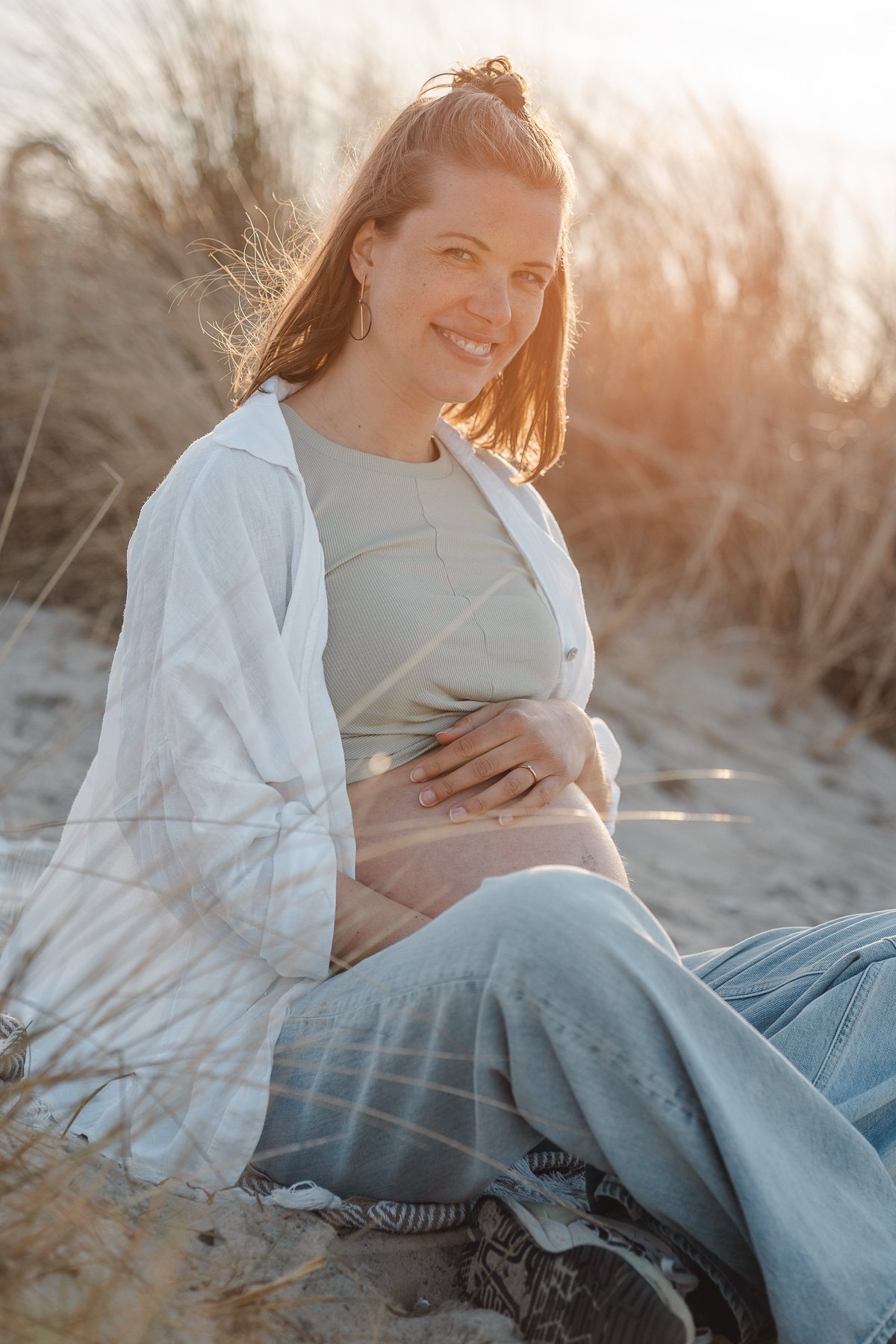natürliche Babybauch-Bilder am Strand